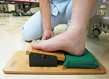 板の安定を保ちながら、体幹に対する足部の位置を認識する課題